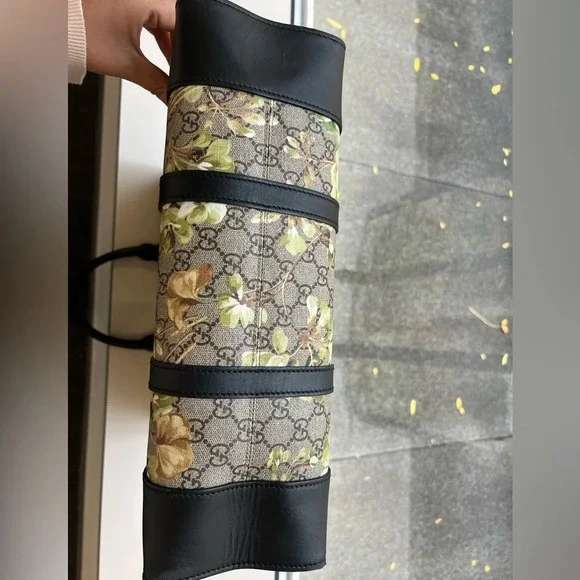 Gucci
GG Coated Canvas Convertible Tote Blooms Print - Picture 8 of 16